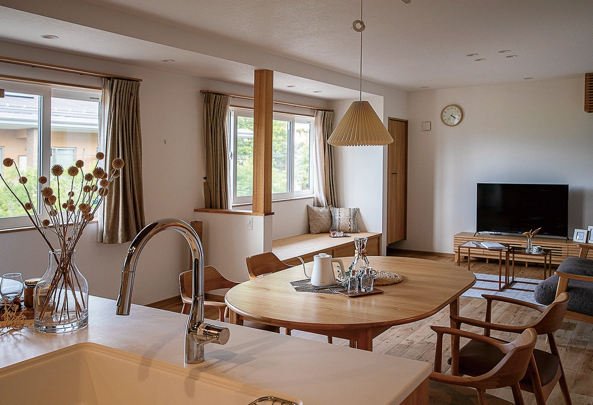 やさしい光に包まれる<br>自然素材が映える二世帯化リフォーム